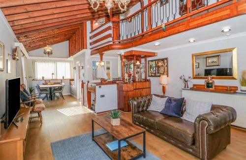 Deganwy House | Pet-Friendly Boathouse: 4-Star Stay with High Ratings