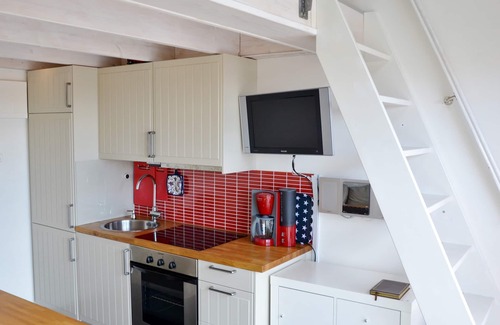 Mellerud O House | Cozy Boathouse in Mellerud Marina with Ocean View Amenities