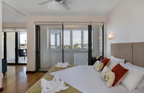 Airlie Beach Apartment | Discover Boathouse Port of Airlie: 5-Star Ocean View Retreat