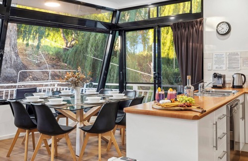 Renmark Boat Rental | Discover Boats And Bedzzz & Renmark River Villas Today!