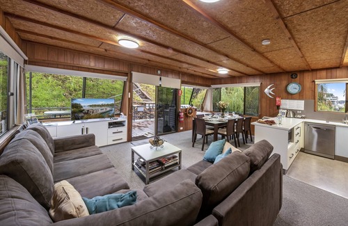 Renmark House | Experience Boats and Bedzzz: The Murray Dream Houseboat Stay