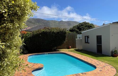 Fish Hoek Apartment | Budget-Friendly Bob-Bob's Cottage with Pool & 9.6 Rating