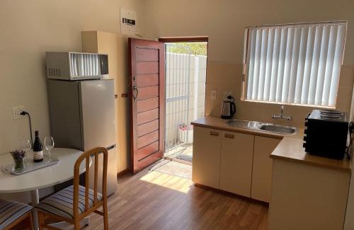 Fish Hoek Apartment | Budget-Friendly Bob-Bob's Cottage with Pool & 9.6 Rating
