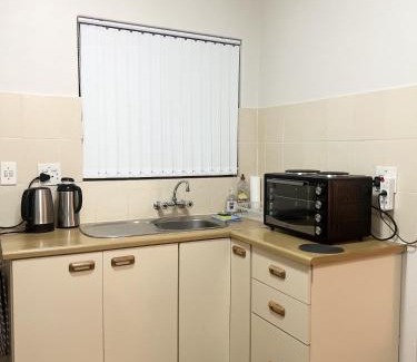 Fish Hoek Apartment | Budget-Friendly Bob-Bob's Cottage with Pool & 9.6 Rating