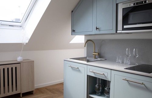 Zentrum Apartment | Pet-Friendly Getaway at Bob W Beethoven with Breakfast Included