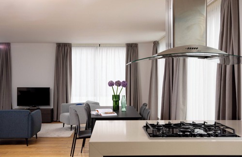 Cordwainer Apartment | Elegant Bob W Tower Hill Residences with Spa & Breakfast