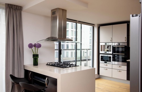 Cordwainer Apartment | Elegant Bob W Tower Hill Residences with Spa & Breakfast