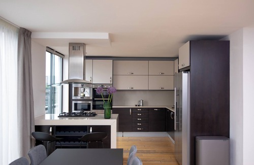 Cordwainer Apartment | Elegant Bob W Tower Hill Residences with Spa & Breakfast