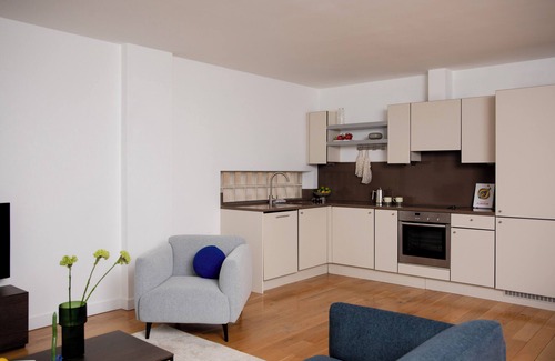 Cordwainer Apartment | Elegant Bob W Tower Hill Residences with Spa & Breakfast