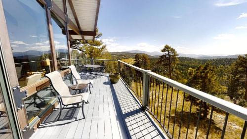 Red River House | Serene Bobcat Peak Mountain Home with Hot Tub and Views