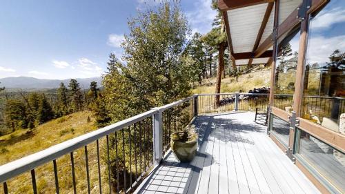 Red River House | Serene Bobcat Peak Mountain Home with Hot Tub and Views