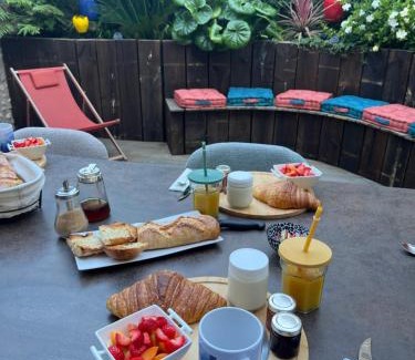 Bages Bed & Breakfast | Oceanfront Escape at BOCAL DE BAGES Chambre - Rated 9.5