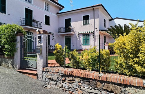 Bocca di Magra Apartment | Charming Bocca di Magra House with Expansive Terrace