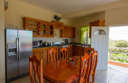 Canaries Villa | Idyllic Bocean Villa: Oceanfront Retreat with Pool & Spa