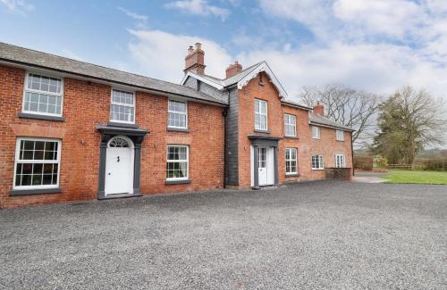 Trefeglwys House | Discover Bodaioch Hall: Family-Friendly Getaway Awaits