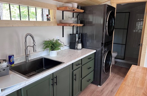 Rexford Apartment | Bode's Bunkie – Tiny House with Mountain Views and Lake Access