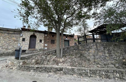 El Molar Apartment | Quaint Bodega en El Molar: Perfect for Families and Pets