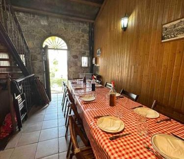 El Molar Apartment | Quaint Bodega en El Molar: Perfect for Families and Pets