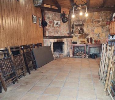 El Molar Apartment | Quaint Bodega en El Molar: Perfect for Families and Pets