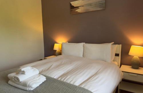 Schollarstown Apartment | Discover Boden Heath: Pet-Friendly Stay with Breakfast Included
