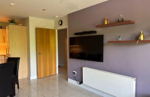 Schollarstown Apartment | Discover Boden Heath: Pet-Friendly Stay with Breakfast Included
