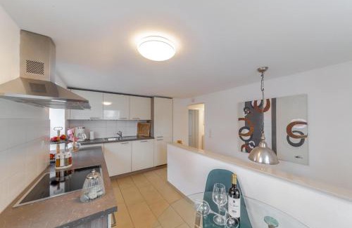 Schnetzenhausen Apartment | Relaxing Bodensee Ferienwohnung Claudia with Breakfast Included