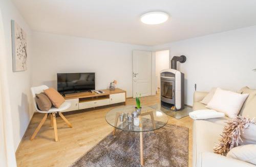 Schnetzenhausen Apartment | Relaxing Bodensee Ferienwohnung Claudia with Breakfast Included