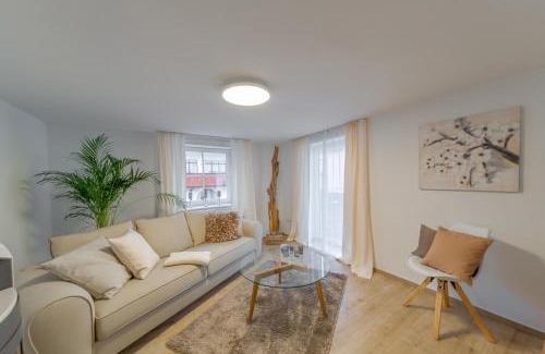Schnetzenhausen Apartment | Relaxing Bodensee Ferienwohnung Claudia with Breakfast Included