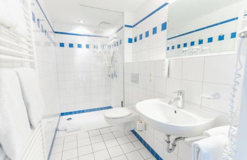 Gohren Hotel | Oceanfront Bodensee Yachthotel Schattmaier with Hot Tub