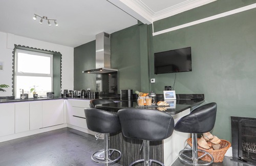 Edern House | Pet-Friendly BODFAN Retreat with Garden in Morfa Nefyn