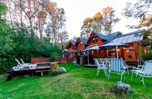 Villa La Angostura House | Relax at BOG Costa de Rio - Pool, Hot Tub & River Views