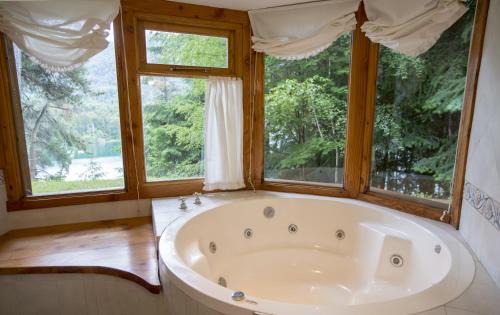 Puerto Manzano House | BOG Le Pommier: Lakeside Cabanas with Heated Pool & Hot Tub