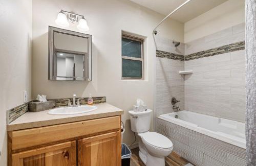Cascade House | Bogie Bungalow - Walk to lake, bar & restaurant - Near golf course - AC - Fireplace - Pet Ok