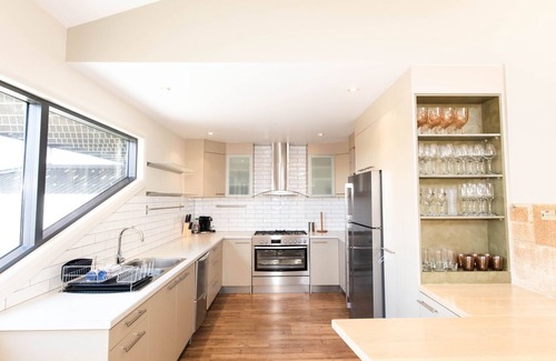 Jindabyne House | Relax at Bogong Lakeview – Scenic Lakeside Retreat