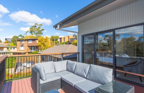 Jindabyne House | Relax at Bogong Lakeview – Scenic Lakeside Retreat