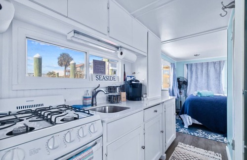 Cedar Point Boat Rental | Unique Houseboat Experience on ICW with Breakfast Included