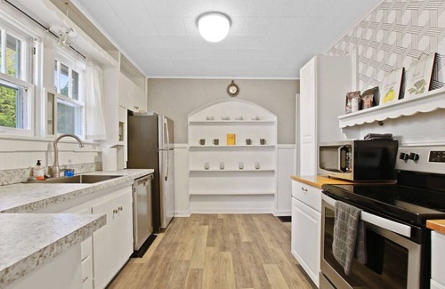 Columbia House | Cozy Bohemian Bungalow: Pet-Friendly Near Downtown!