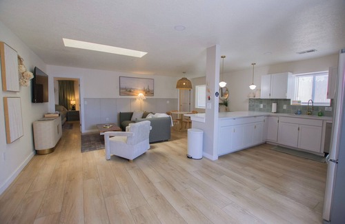 South Broadway House | Unique Bohemian Chic Escape with Hot Tub & Pet-Friendly Perks