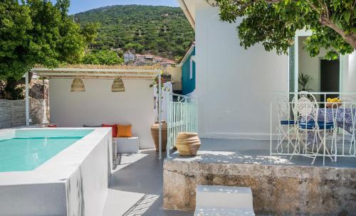 Faraklata Villa | Charming Bohemian Nest: 2-Bedroom Villa with Pool