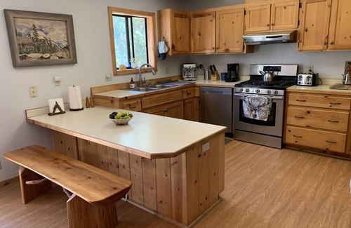 Idyllwild Cabin | Cozy Rustic Cabin Retreat in the Pines, Pet-Friendly