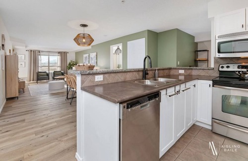 East Kootenay Apartment | Bohemian Wishes: Lake View, Pool & Hot Tub - Guest Rated 9.8