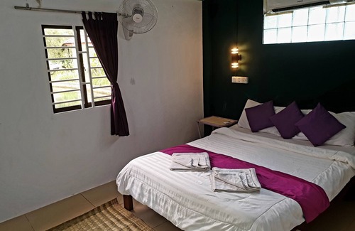 Kampot Hotel | Relax at Bohemiaz Resort and Spa with Pool & Hot Tub
