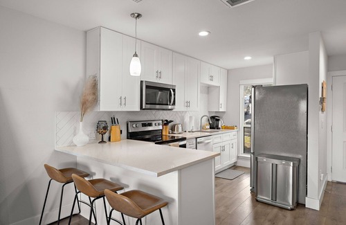 Galindo Condo | Bright BoHo 2 BR with Patio near SoCo | Guest Rated 9.8