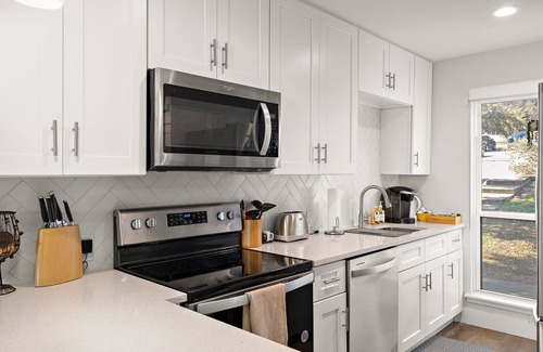 Galindo Condo | Bright BoHo 2 BR with Patio near SoCo | Guest Rated 9.8