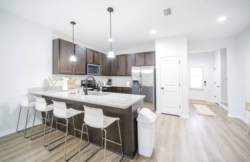 Navarre House | Beachside Boho Retreat - Ideal for Family Fun & Relaxation