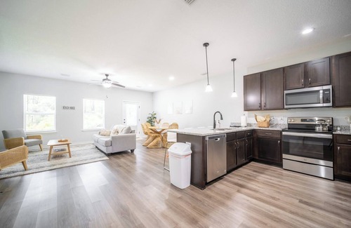 Navarre House | Beachside Boho Retreat - Ideal for Family Fun & Relaxation