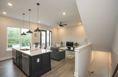 Radnor House | Stylish BOHO Boutique Stay with Kitchen Near Lower Broadway