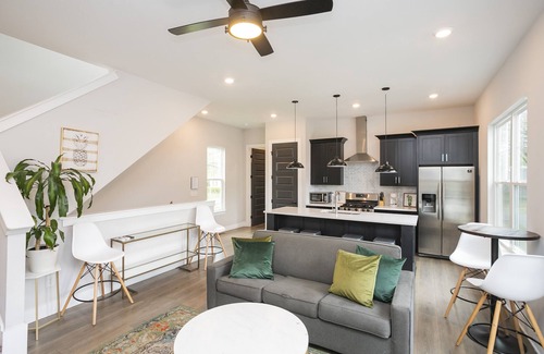 Radnor House | Stylish BOHO Boutique Stay with Kitchen Near Lower Broadway