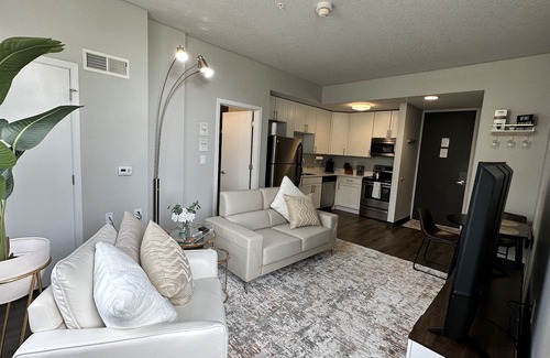 Downtown Des Moines Apartment | Boho Box: Skyline Views with Pool & Spa Amenities