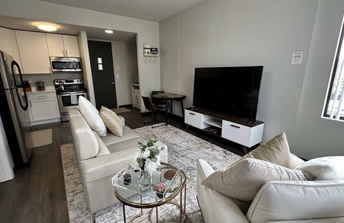Downtown Des Moines Apartment | Boho Box: Skyline Views with Pool & Spa Amenities
